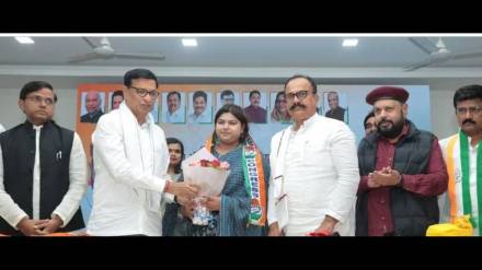 BJP's Vaibhav Pichad gets a shock; Girija Pichad joins Congress BJP's Vaibhav Pichad gets a shock; Girija Pichad joins Congress