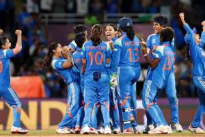 दक्षिण आफ्रिकेचा ५२ धावांनी पराभव करून हरमनप्रीत कौरच्या सेनेने आपल्या पहिल्यावहिल्या विश्वविजेतेपदावर नाव कोरलं. (छायाचित्र बीसीसीआय एक्स अकाउंट)