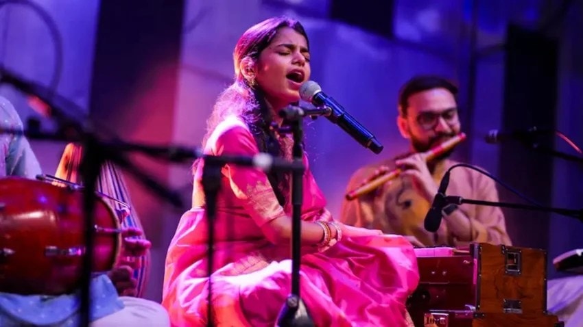 Maithili thakur income