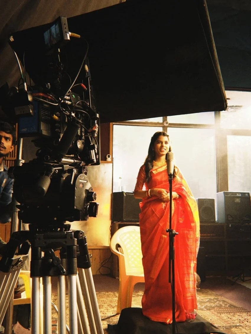 Maithili thakur income 