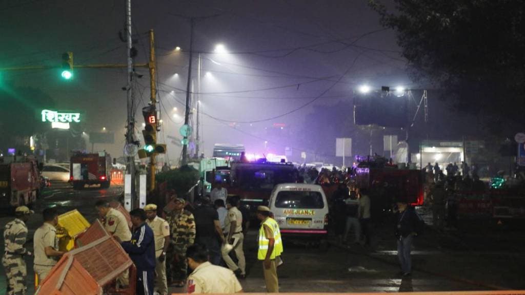 लाल किल्ल्याजवळ भीषण स्फोट; स्फोटाचे कारण अस्पष्ट, दहशतवादी हल्ल्याचा संशय (लोकसत्ता टिम)