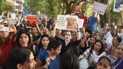 भटक्या कुत्र्यांना मुलुंडमध्ये सोडण्यास काँग्रेसचा विरोध! युवक काँग्रेसची शिवाजीपार्क परिसरात निदर्शने