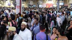 छत्रपती शिवाजी महाराज टर्मिनसवर रेल्वे कर्मचाऱ्यांचं अचानक ५५ मिनिटं आंदोलन, घरी जाणाऱ्या मुंबईकरांचे प्रचंड हाल
