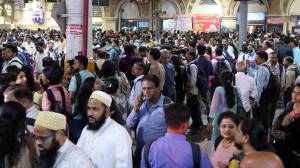 छत्रपती शिवाजी महाराज टर्मिनसवर रेल्वे कर्मचाऱ्यांचं अचानक ५५ मिनिटं आंदोलन, घरी जाणाऱ्या मुंबईकरांचे प्रचंड हाल