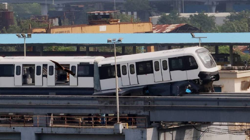 Technical inquiry into the monorail accident by MMMOCL officials Technical inquiry into the monorail accident by MMMOCL officials