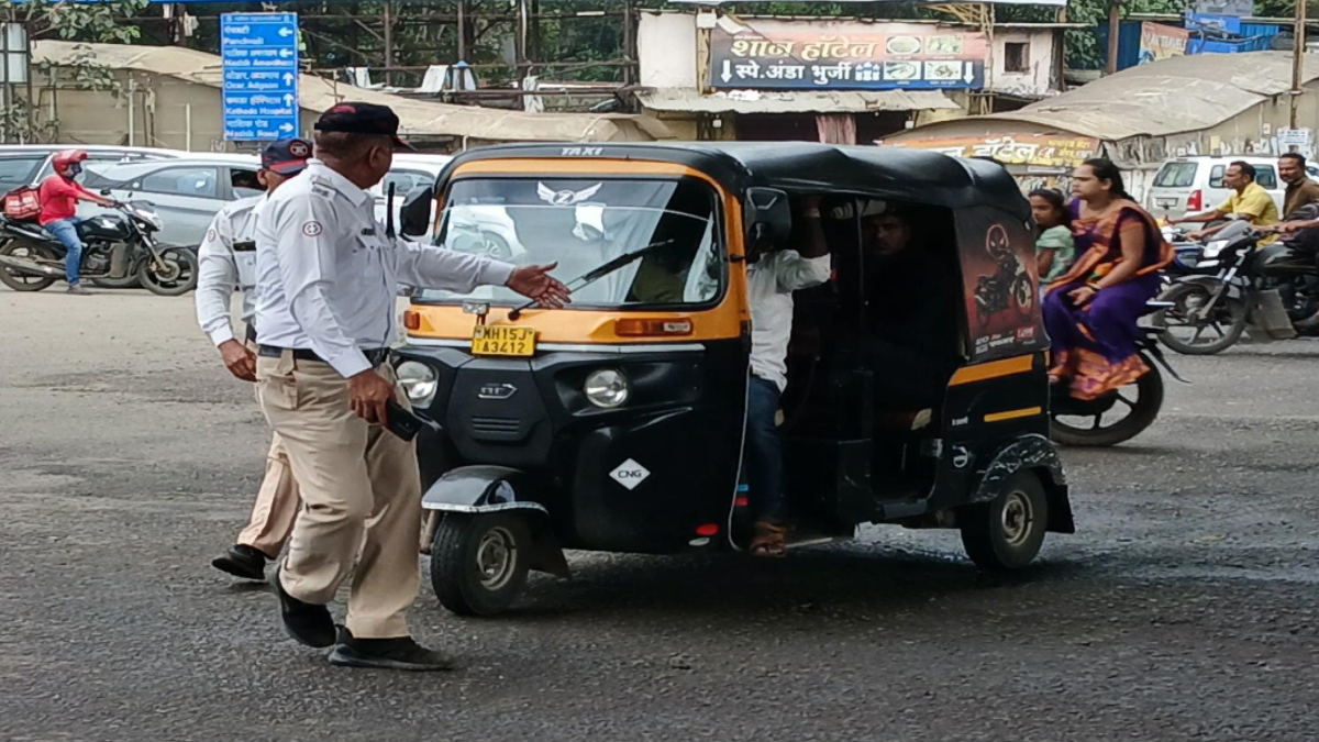 बेशिस्त रिक्षा चालकांवर कारवाई; एका दिवसात ५११ रिक्षा चालकांना ठोठवला ...