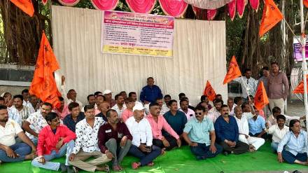 Hawkers protest at the entrance of the Municipal Corporation against the encroachment eradication campaign