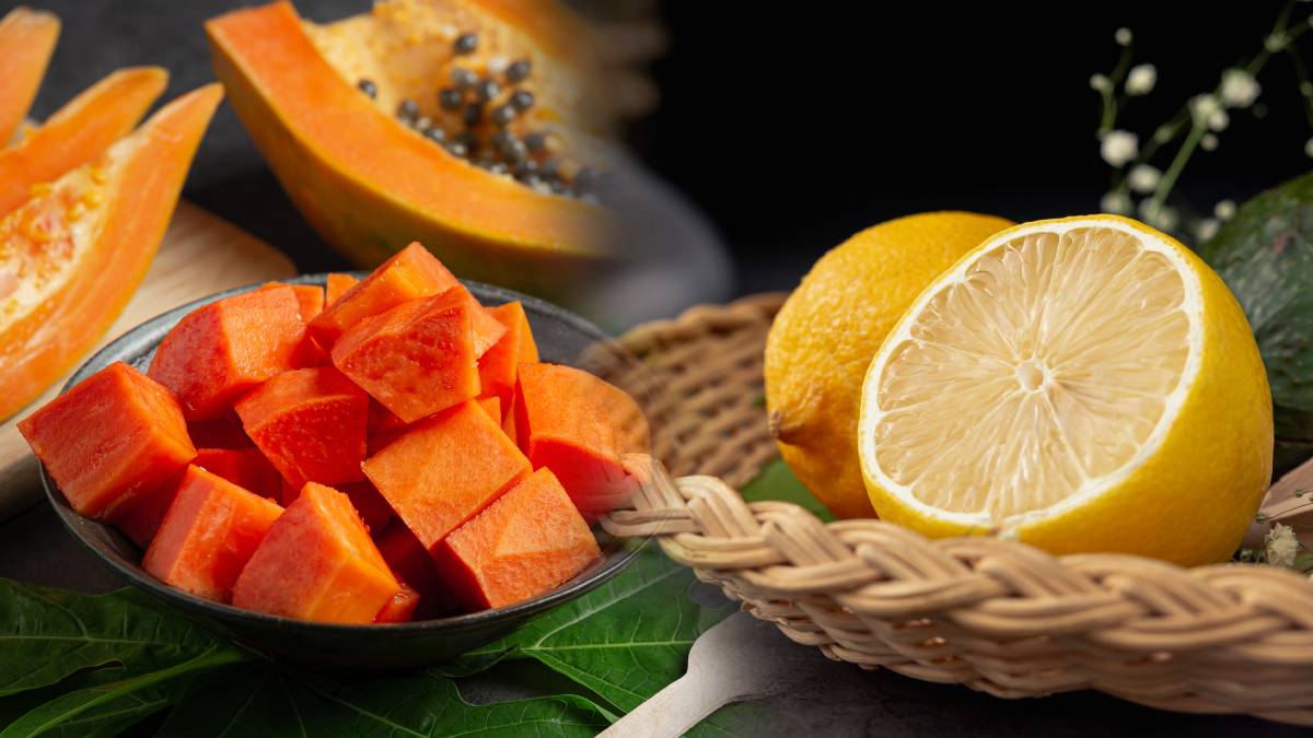Papaya with lemon juice for a healthy morning.
