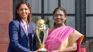 Harmanpreet Kaur presenting jersey to President Murmu