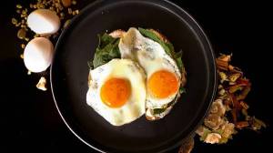 एका दिवसात किती अंडी खाणे सुरक्षित? जाणून घ्या योग्य प्रमाण आणि वेळ