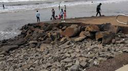 श्रीवर्धन किनाऱ्यावरील बंधाऱ्याची लाटांच्या तडाख्याने दुरावस्था