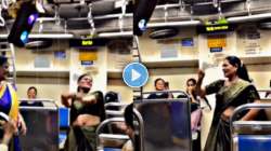 आईशप्पथ, काकू झाल्या बेभान… लोकल ट्रेनमध्ये ‘वाजले की बारा’ वर केली भन्नाट लावणी, VIDEO पाहून नेटकरी करतायत कमेंट