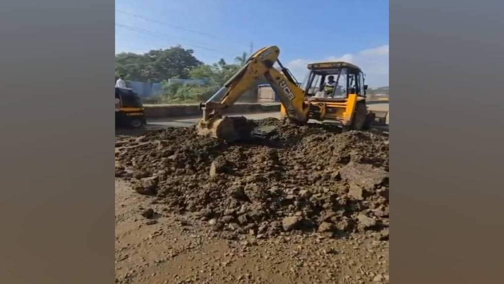 citizens begun repairing long neglected potholed at Chinchoti Kaman road at their own expense citizens begun repairing long neglected potholed at Chinchoti Kaman road at their own expense