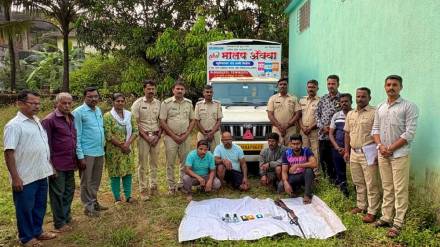 rajwadi sangameshwar forest officials caught four hunters with bolero