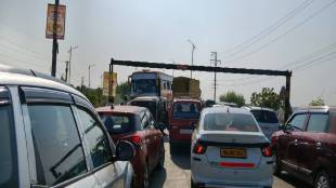 bus stuck on naigaon flyover