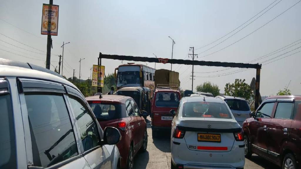 bus stuck on naigaon flyover