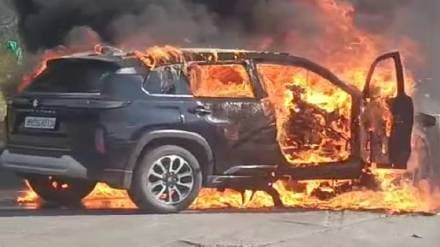 jalgaon speeding car hit highway divider caught fire woman died jalgaon speeding car hit highway divider caught fire woman died