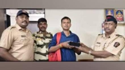 thane Passengers phone fell from local train near mumbra tunnel later found beside tracks thane Passengers phone fell from local train near mumbra tunnel later found beside tracks