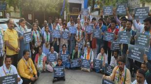 NCP held silent protest in thane against delhi red fort metro car bomb blast