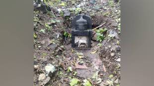 historic Dhenugal sculpture, Savats sculpture Uttan, Mira Bhayandar archaeology, Uttan ancient artifact, Mira Bhayandar civic installation, archaeological preservation Mumbai, historic sculpture Mumbai, Uttan heritage site, police secured artifact relocation, Mira Bhayandar municipal news, धेनुगळ शिल्प, मिरा भाईंदर महानगरपालिका शिल्प, मराठी बातम्या,