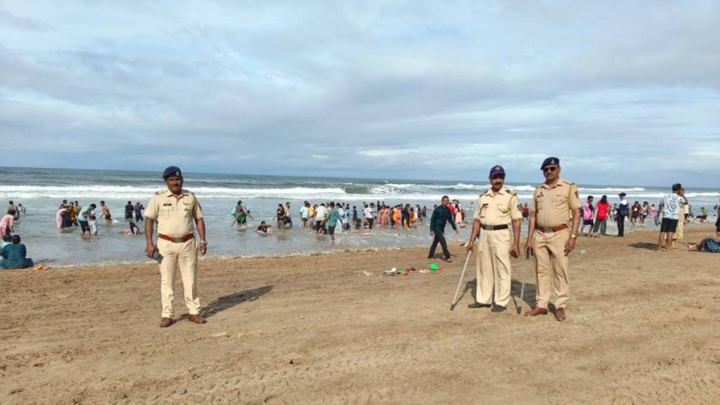 Ratnagiri security, Delhi bomb blast impact, Konkan coastal security, Maharashtra coastal patrol, bomb detection squads Maharashtra, Ratnagiri police vigilance, coastal area safety India, marine security Konkan, suspicious activity monitoring,