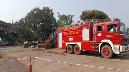 uran nerul belapur local services stop after oil pipeline leak Wednesday uran nerul belapur local services stop after oil pipeline leak Wednesday