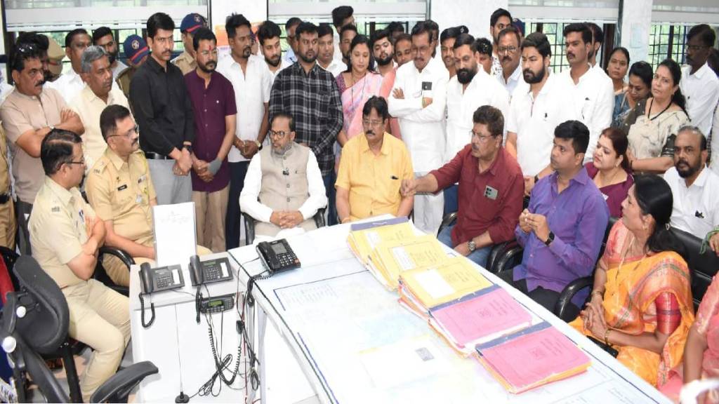 bjp Anil Bonde reached the Police Commissioner office During discussion workers chanted Jai shri ram