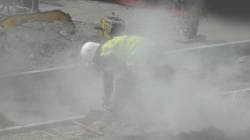 विक्रोळीत विकासकामांमुळे धुळीची समस्या वाढली; सहाय्यक आयुक्तांना प्राणवायू सिलिंडर, मुखपट्टी देऊन निषेध