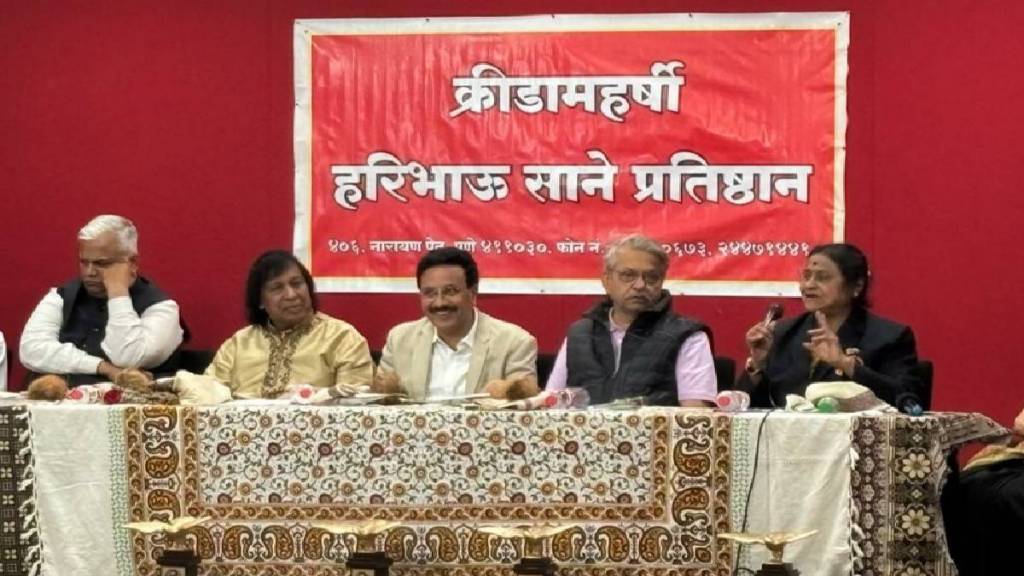 स्मार्ट सिटीच्या नावाखाली क्रीडांगणे, नाट्यगृहे नाहीशी होत चालली आहेत.अशी खंत प्रा. मिलिंद जोशी यांनी व्यक्त केली. ( छायाचित्र लोकसत्ता टीम )
स्मार्ट सिटीच्या नावाखाली क्रीडांगणे, नाट्यगृहे नाहीशी होत चालली आहेत.अशी खंत प्रा. मिलिंद जोशी यांनी व्यक्त केली. ( छायाचित्र लोकसत्ता टीम )