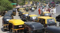 भायखळा स्थानकाबाहेर बेशिस्त बस व टॅक्सी चालकांमुळे वाहतुकीचा बोजवारा