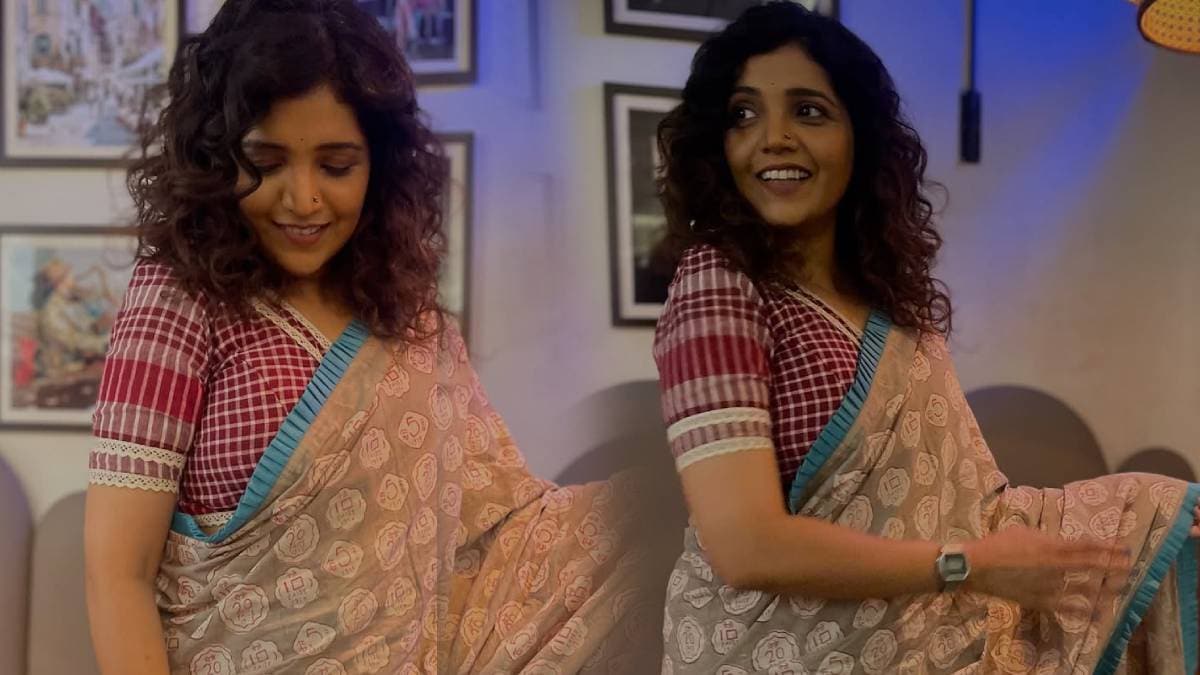 Mukta Barve in an elegant printed saree, photo captured by Priya Bapat