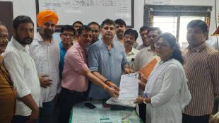 NCP leader manoj Pradhan demanded railway minister Vaishnav apologize for blaming mumbra railway accident passengers