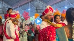“माझी नवरी मीच उचलणार”… नवरीला मामाने उचलून घेतलं म्हणून भरमंडपात नवरदेवाचा राडा; VIDEO पाहून नेटकरी करतायत मजेशीर कमेंट्स
