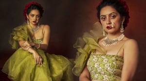 Photos : ‘गुलाबांनी सजलेली हेअरस्टाईल, झळकणारे दागिने…’ हिरव्या रंगाच्या ड्रेसमध्ये श्रुती मराठेचा शाही अंदाज!