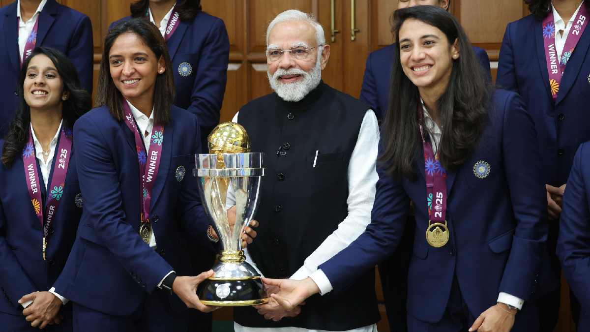 PM Narendra Modi Doesnt touch Women World Cup Trophy While Team Photo Out of Respect