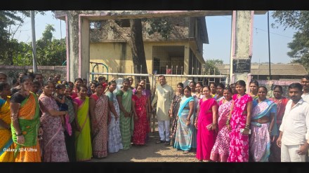 Parents Protest Vasai ZP Kaman School Locked Teacher Shortage Minister Naik Promise Action Parents Protest Vasai ZP Kaman School Locked Teacher Shortage Minister Naik Promise Action