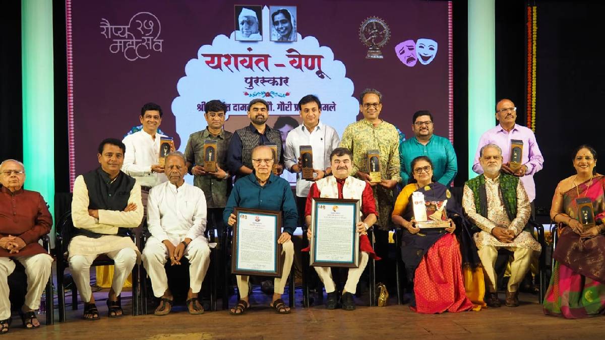 Dilip Prabhavalkar felicitates Prashant Damle in Pune