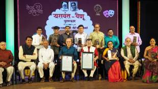 Dilip Prabhavalkar felicitates Prashant Damle in Pune