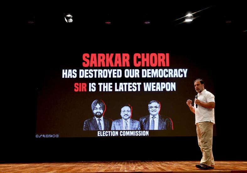 राहुल गांधी यांनी पत्रकार परिषदेत कथित ब्राझीलच्या मॉडेलचा फोटो दाखवला. हा फोटो वापरून वेगवेगळ्या नावांनी २२ वेळा मतदान केल्याचे राहुल गांधी यांनी सांगितले. या फोटोतील महिला ब्राझीलची मॉडेल असल्याचे त्यांनी सांगितले.