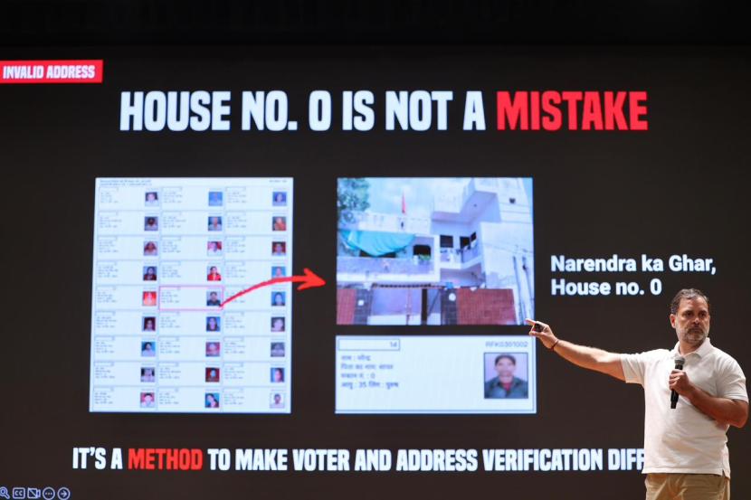 राहुल गांधी म्हणाले की, हरियाणामध्ये २ कोटी मतदार आहेत. यापैकी २५ लाख बोगस मतदार आहेत. एका महिलेचा फोटो वापरून १०० जागांवर मतदान करण्यात आले. १२.५ टक्के मतदार बोगस होते. म्हणूनच काँग्रेसला पराभवाचा सामना करावा लागला.