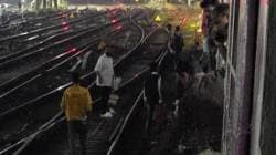 मुंबईहून अंबरनाथच्या दिशेने जाणाऱ्या लोकलने चार प्रवाशांना उडवलं, सँडहर्स्ट रोड स्टेशनजवळची घटना