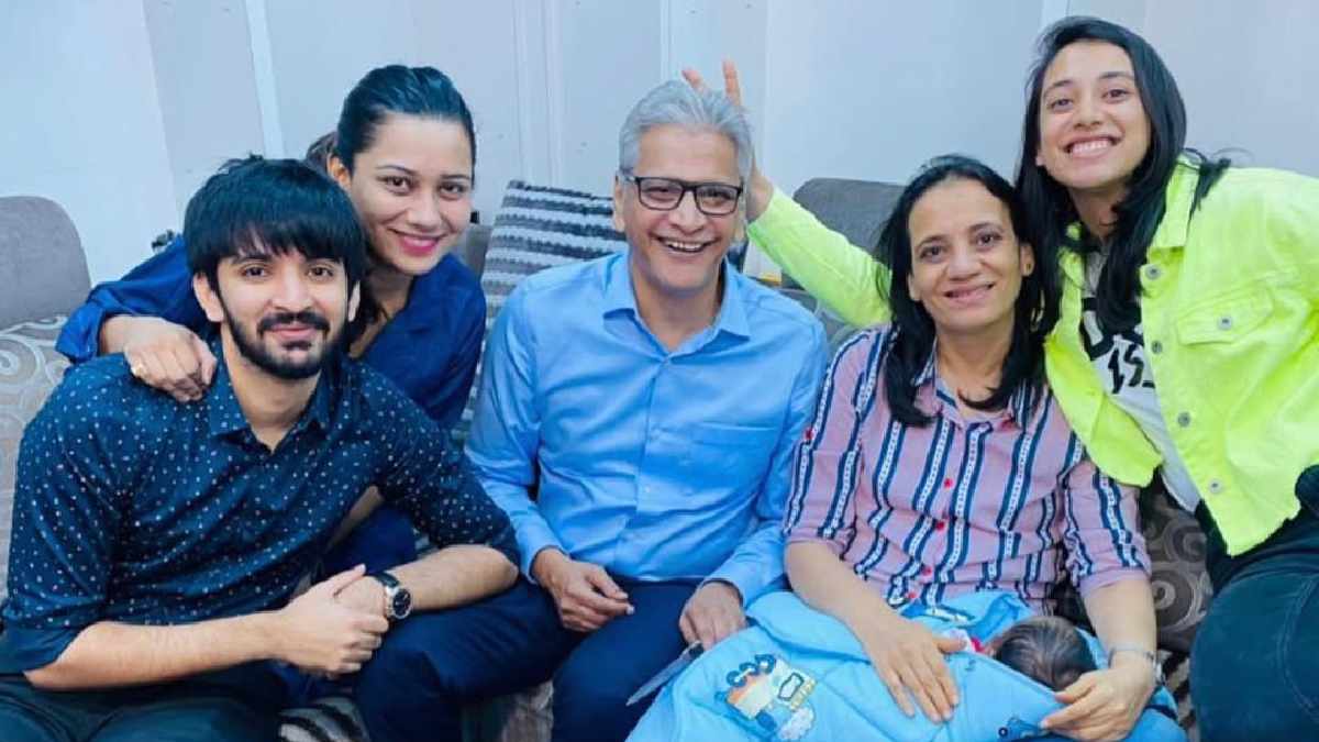 Smriti mandhana Family members Know About Her father Mother Brother and Sister in law nephew