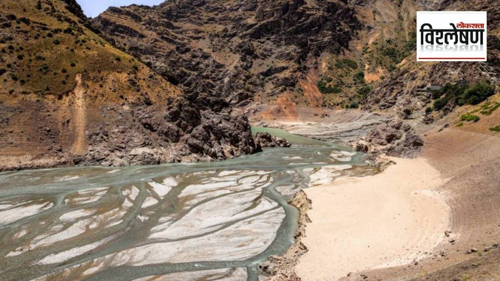 इराणमधील जवळपास ९० टक्के धरणे कोरडीठाक पडली असून प्रमुख शहरांमध्ये तीव्र पाणीटंचाई निर्माण झाली आहे. (छायाचित्र एएफपी) इराणमधील जवळपास ९० टक्के धरणे कोरडीठाक पडली असून प्रमुख शहरांमध्ये तीव्र पाणीटंचाई निर्माण झाली आहे. (छायाचित्र एएफपी)