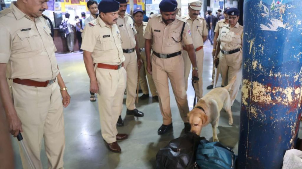 Thane Police on alert after Delhi blast security across major railway stations public spaces Thane Police on alert after Delhi blast security across major railway stations public spaces