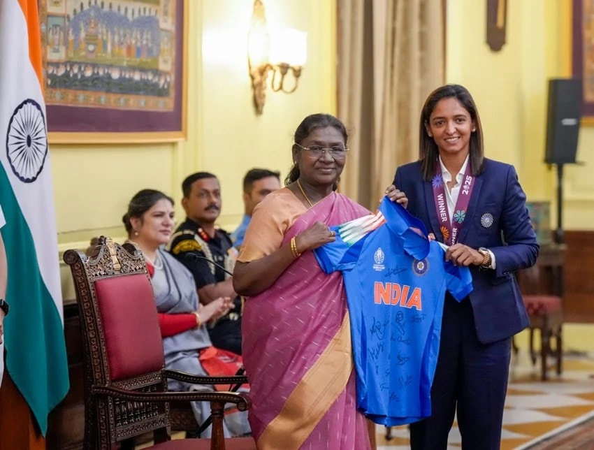Harmanpreet Kaur presenting jersey to President Murmu