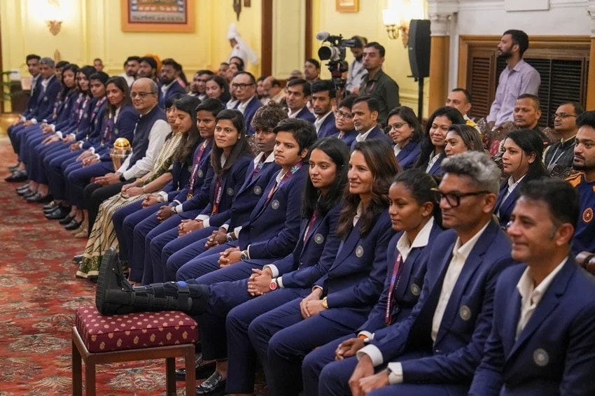 Harmanpreet Kaur presenting jersey to President Murmu