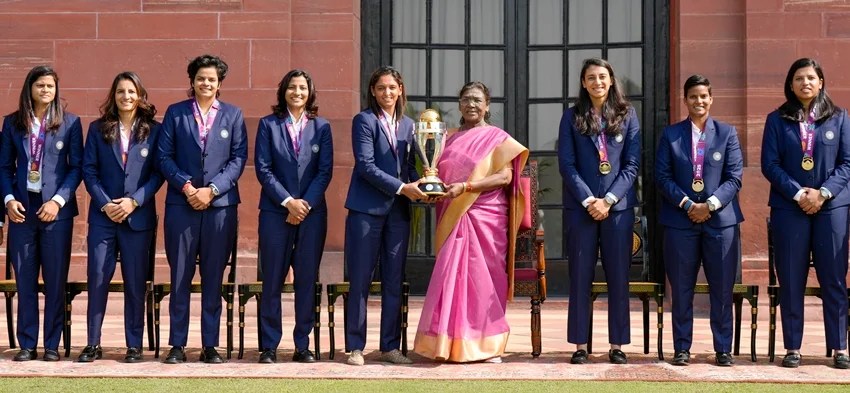 Harmanpreet Kaur presenting jersey to President Murmu