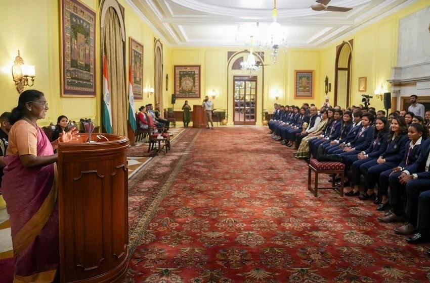 Harmanpreet Kaur presenting jersey to President Murmu