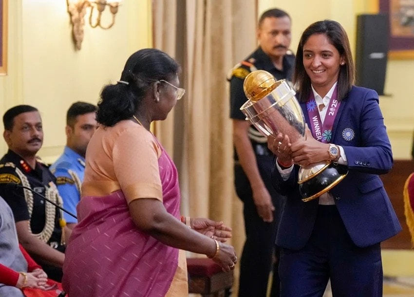 Harmanpreet Kaur presenting jersey to President Murmu