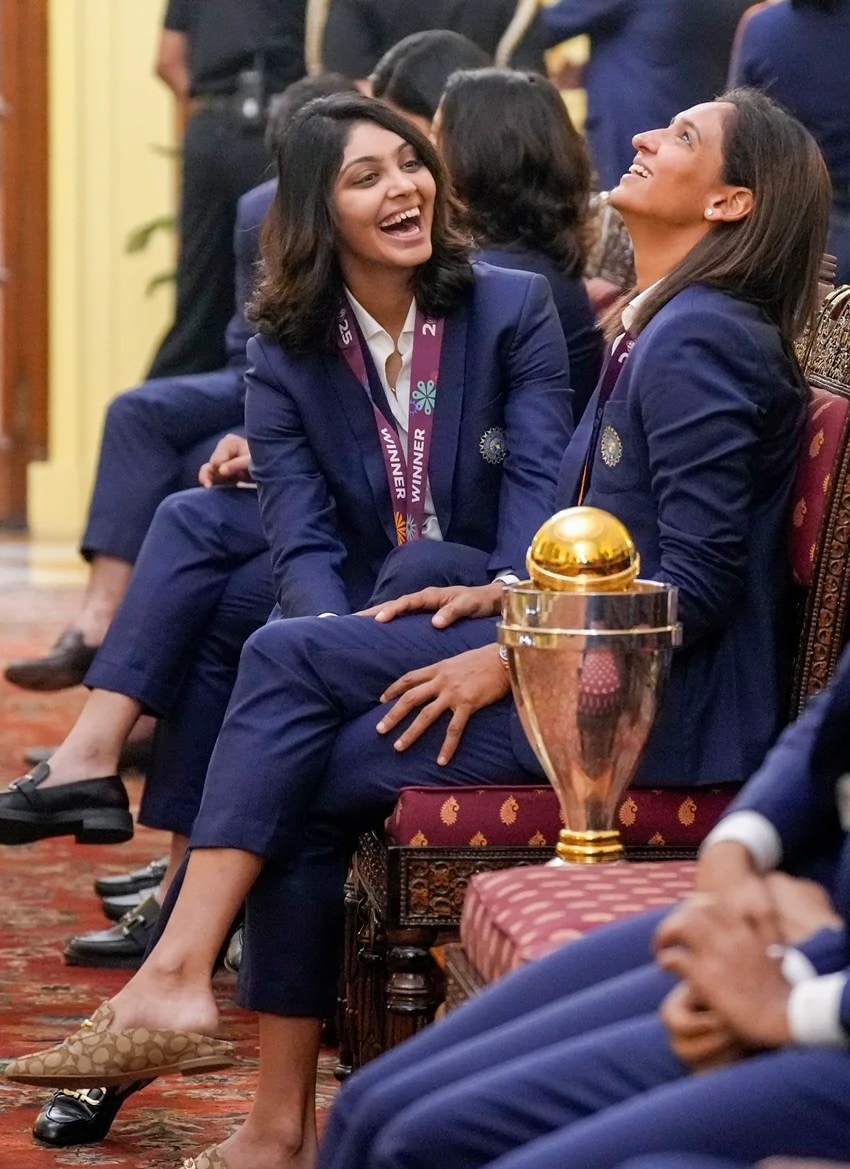 Harmanpreet Kaur presenting jersey to President Murmu